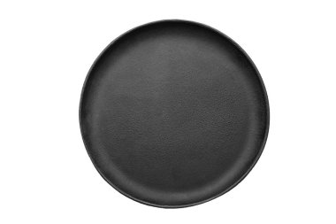 Beyaz zemin üzerinde izole edilmiş boş siyah dökme demir yuvarlak ızgara tava üst görünümü. Dosya kırpma yolu içeriyor.