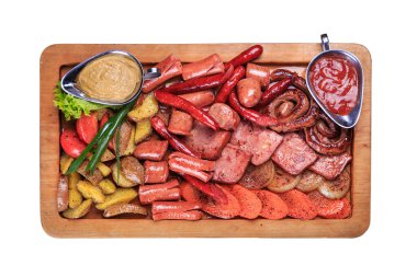 Izgara sosisli et tabağı, jambon, kızarmış patates ve ahşap tahtada beyaz izole edilmiş soslar. Dosya kırpma yolu içeriyor.