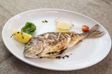 plaka üzerinde ızgara dorado