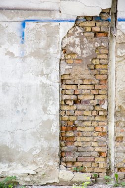Eski duvar sıva ve görünür tuğla peeling ile