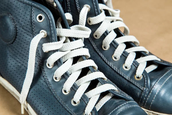 Staré běžecké boty s bílými tkaničkami — Stock fotografie