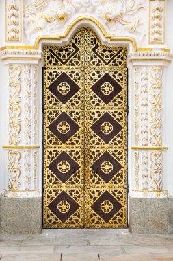 altın ile dekore edilmiş kapı