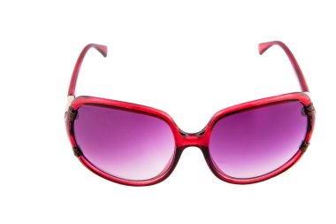 Beyaz arkaplanda güneş gözlüğü