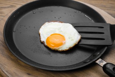 bir tavada kızarmış yumurta