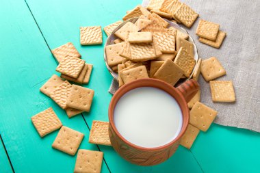 fincan süt ve kraker