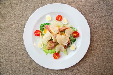 Sezar salatası görünümü yukarıdan