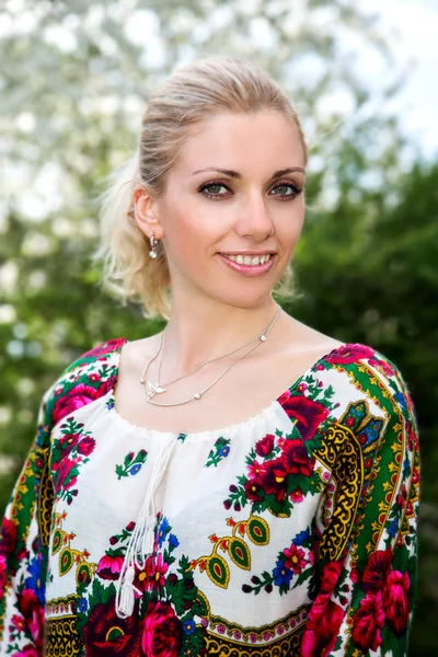 Ucraniano menina retrato no fundo verde — Fotografia de Stock