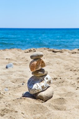 Plaj ve deniz. Taşlar yığılmış Kulesi
