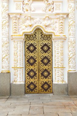 altın ile dekore edilmiş kapı