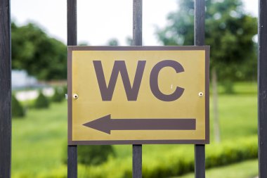 demir çit asılı işaretçi tuvalet