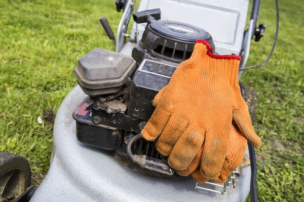Lawn mower and gloves — Stock Photo, Image