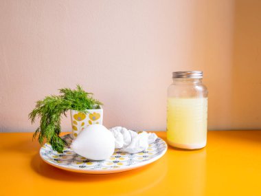 Peynir yapımı ev yapımı, işleyin. Filtrelenmiş sütlü kumaş ve sütlü kavanoz..