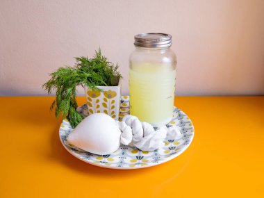 Peynir yapımı ev yapımı, işleyin. Filtrelenmiş sütlü kumaş ve sütlü kavanoz..