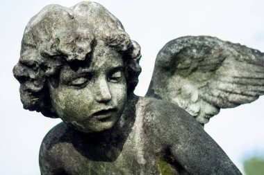 Londra, İngiltere. Ekim 2017 dolaylarında. Brompton Mezarlığı, Londra 'daki melek çocuk heykelleri..