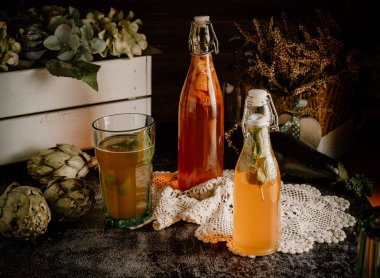 İzole edilmiş ev yapımı kombu çayı, probiyotik, bakteri ve maya ile demlenmiş meyve çayı. Çilekli ikinci fermantasyon ve klasik görünümlü nane şekeri. Sağlıklı ve biyo diyet kavramı