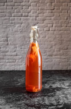 Ayrı bir şişe ev yapımı kombu çayı probiyotik, bakteri ve maya ile demlenmiş meyve çayı. Çilekli ikinci fermantasyon ve fotokopi alanı. Sağlıklı ve biyo diyet kavramı