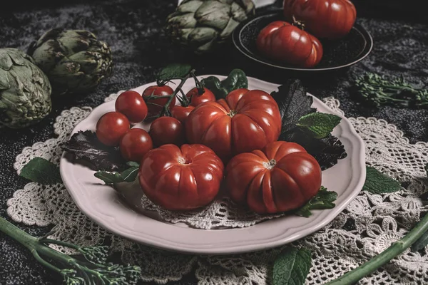 Moody Fotografia Comida Escura Tomates Raf Frescos Bimi Alcachofras Imagem — Fotografia de Stock