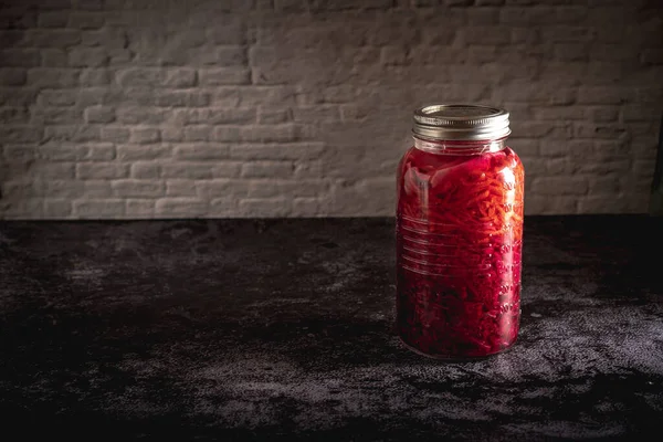 Fotografia Comida Temperamental Escura Jarro Com Repolho Vermelho Fermentado Caseiro — Fotografia de Stock