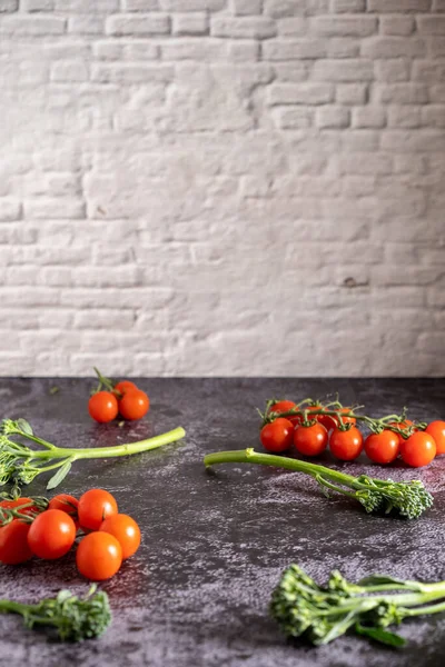 Fotografia Alimentos Tomates Cereja Frescos Bimi Uma Mesa Pedra Com — Fotografia de Stock