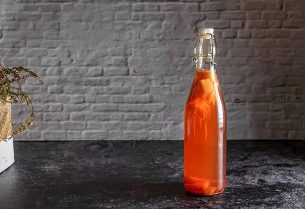 Odizolowana Butelka Domowej Roboty Kombucha Herbata Owocowa Probiotykiem Bakteriami Drożdżami — Zdjęcie stockowe