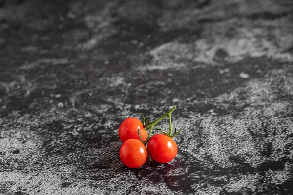 Moody Fotografia Comida Escura Tomates Cereja Frescos Com Espaço Cópia — Fotografia de Stock