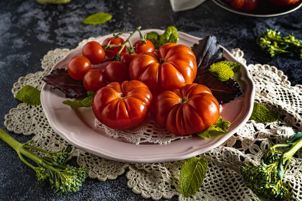Moody Fotografia Comida Escura Tomates Raf Frescos Bimi Alcachofras Imagem — Fotografia de Stock