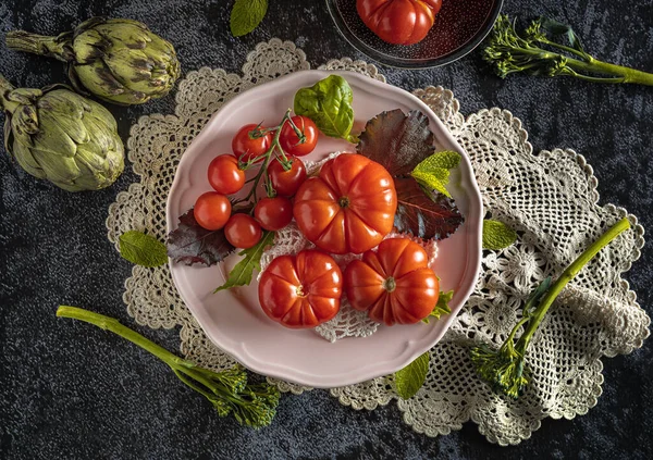 Moody Fotografia Comida Escura Tomates Raf Frescos Bimi Alcachofras Flat — Fotografia de Stock