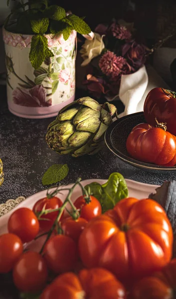 Moody Fotografia Comida Escura Tomates Raf Frescos Bimi Alcachofras Imagem — Fotografia de Stock