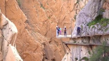 Kayalık dağların ve turistlerin manzarası