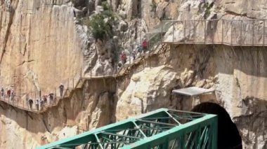 Kayalık dağların ve turistlerin manzarası