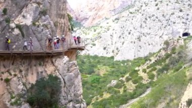 Kayalık dağların ve turistlerin manzarası