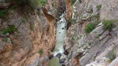 Kayalık dağların ve turistlerin manzarası