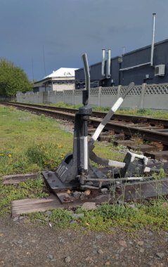 Demiryolu anahtarı, siyah, beyaz, levyeli ve oklu, Belarus. Tren raylarının kesişimlerinde rayları aktarmak için bir cihaz. Demiryolu endüstrisi konsepti, teknik bölüm.