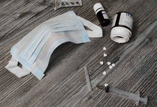 Vita Piller Och Flaskor Sprutor Engångsbandage Träig Grå Bakgrund Medicinskt — Stockfoto