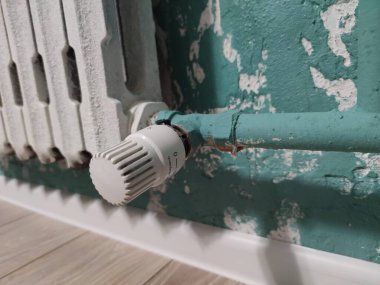 Isı tasarrufu. Dairelerdeki ısıtma sistemi. Batarya sıcaklığını ayarla. Termal enerji, yakın plan..