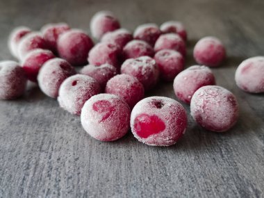 Mutfak yüzeyinde donmuş kirazlar..