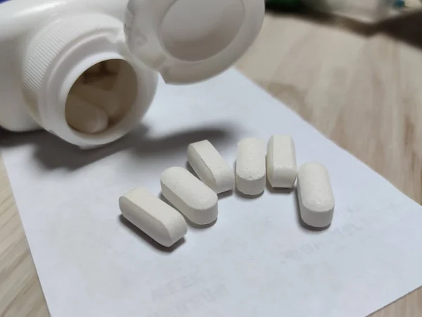 Vasetto Medico Bianco Pillole Sparse Capsule Foglio Carta — Foto Stock