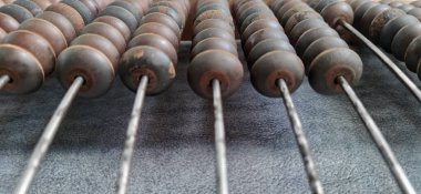 Gri arka planda klasik abaküs. Abaküs geriarkaplanı.