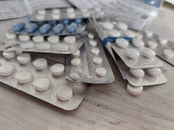 Çeşitli Ilaçlar Var Haplar Ilaçlar Yakın Çekim Seçici Odak Bej — Stok fotoğraf