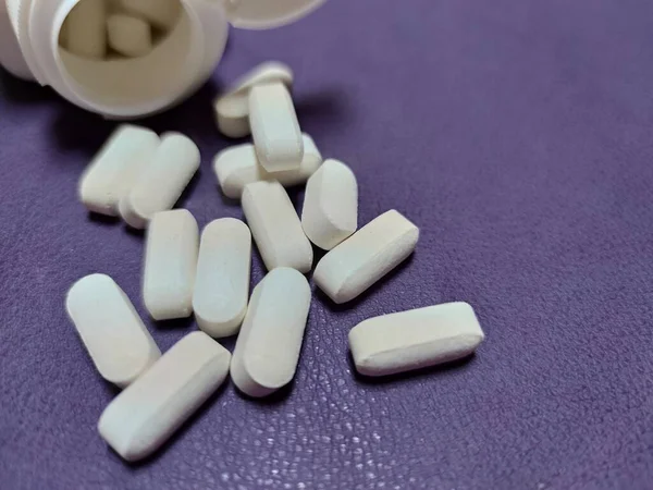Tabletler Kavanozdan Dökülüyor Beyaz Büyük Tabletler — Stok fotoğraf