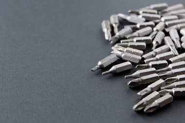 Tornavidaya bir set kafa. Alet koleksiyonu. Kapat, siyah arkaplanı parçala