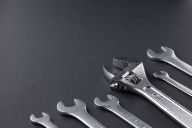 İngiliz anahtarı alet takımı. Spanners. Bir sürü anahtar. Endüstriyel geçmiş. Siyah arka planda farklı boyutlarda anahtarlar. Kopyalama alanı olan üst görünüm.