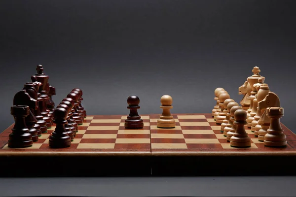 Klasický Dřevěný Turnaj Šachy Set Černém Pozadí Dva Pěšáci Středu — Stock fotografie