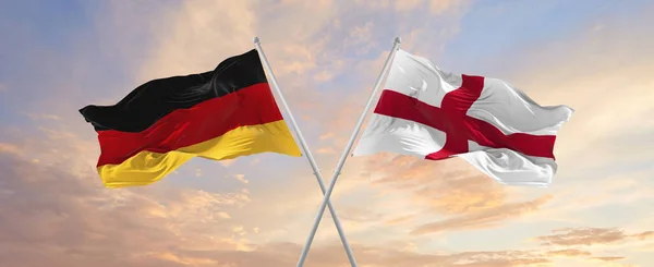 Flaggor Tyskland Och England Vinka Vinden Flaggstänger Mot Himlen Med — Stockfoto