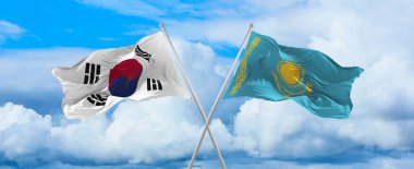 Güney Kore ve Kazakistan 'ın bayrakları rüzgarda dalgalanırken bayrak direkleri gökyüzüne karşı güneşli bir günde bulutlarla. İki ülke arasındaki ilişkiyi, diyaloğu sembolize ediyor. 3d illüstrasyon