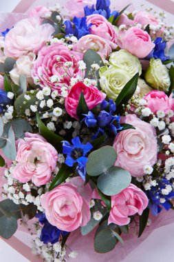 Beyaz renkte izole edilmiş düğün buketi. Taze, yemyeşil renkli çiçekler.