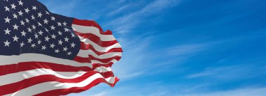 Güneşli bir günde bulutlarla rüzgarda dalgalanan büyük Amerikan bayrağı. 3d illüstrasyon