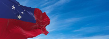 Güneşli bir günde gökyüzüne karşı rüzgarda dalgalanan büyük Samoa bayrağı. 3d illüstrasyon