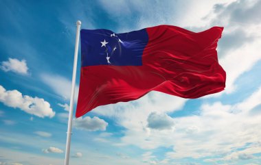 Rüzgarda dalgalanan büyük Samoa bayrağı