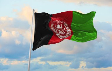 Rüzgarda dalgalanan büyük Afganistan bayrağı
